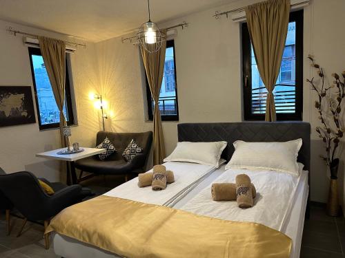 萨拉热窝Apartments Old Town的一间卧室,配有一张带两个泰迪熊的床