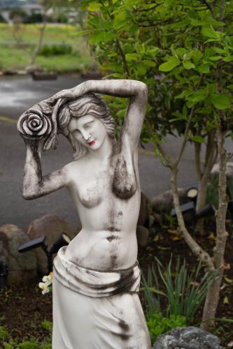 a statue of a woman with her arms in the air at 竹の荘 in Nasukarasuyama