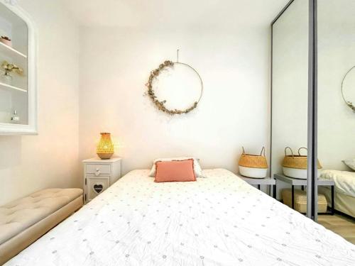 une chambre avec un lit et un miroir dans l'établissement Cozy appartement Bords de Marne, à Saint-Maur-des-Fossés