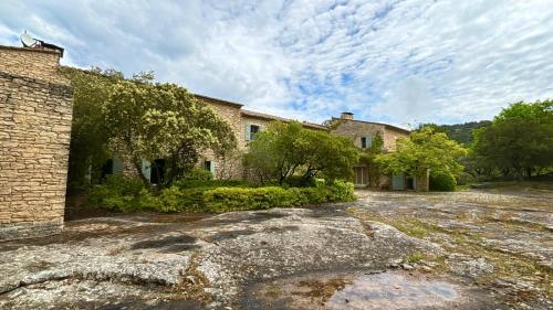 an old stone house with a large yard at Mas exceptionnel à Lagnes, Provence in Lagnes