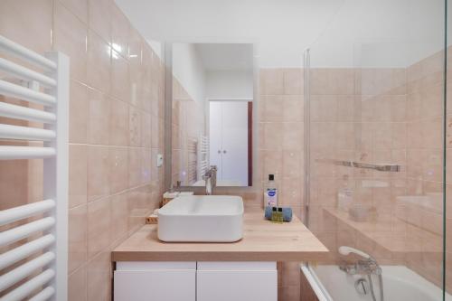 une salle de bain avec un lavabo et une baignoire dans l'établissement Antibes PISCINE ET TENNIS, à Antibes