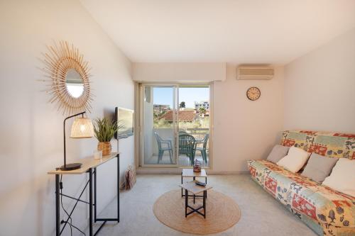 un salon avec un canapé et une table dans l'établissement Antibes PISCINE ET TENNIS, à Antibes