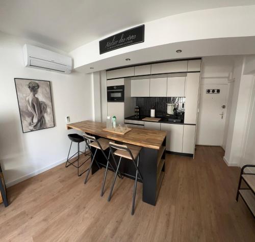 une cuisine et une salle à manger avec une table et des chaises dans l'établissement Charming and very central 2 rooms apartment, à Bandol