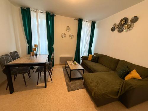 un salon avec un canapé et une table dans l'établissement Charming room apartment in a great location, à Thonon-les-Bains