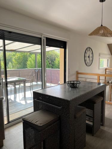 - une cuisine avec une grande île au milieu d'une pièce dans l'établissement Chez Gino et Nat, à La Celle-sous-Gouzon