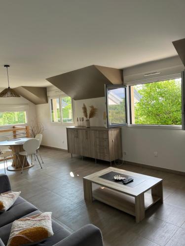 un salon avec un canapé et une table basse dans l'établissement Chez Gino et Nat, à La Celle-sous-Gouzon