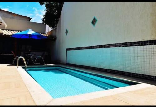 Flat na Passagem -CF- في كابو فريو: حمام سباحة كبير مع مضرب تنس على الحائط