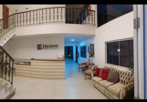 Flat na Passagem -CF- في كابو فريو: غرفة معيشة مع أريكة ودرج