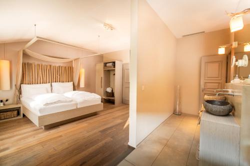 Una cama o camas en una habitación de Seerose Resort & Spa