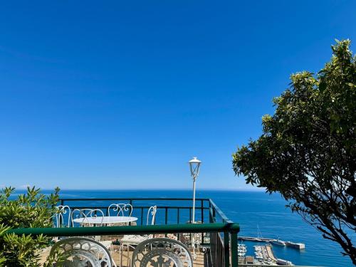 カップ・ダイユにあるVilla with stunning viewsのバルコニーからの海の景色