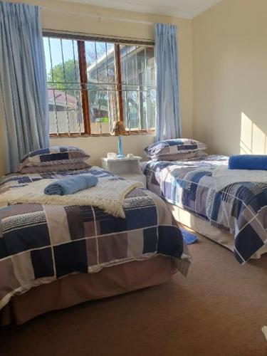 a bedroom with two beds and a window at Annes Place in Vosburg