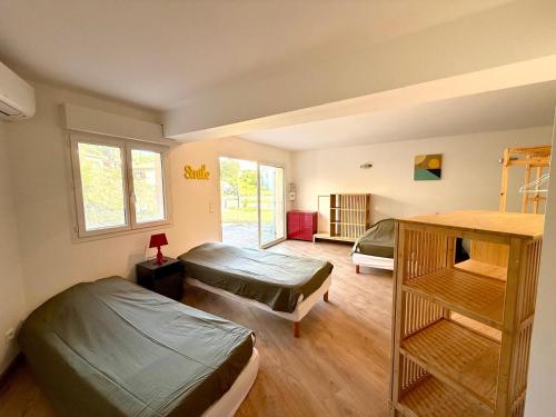 Ένα ή περισσότερα κρεβάτια σε δωμάτιο στο Villa vue mer, spacieuse, piscine privée