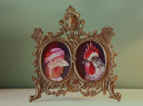 a gold picture frame with two birds in it at Bakhuisje Peer in Peer