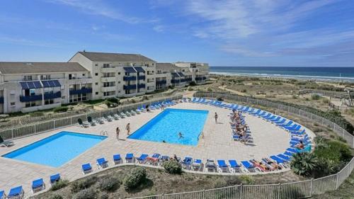 une vue aérienne d'une piscine dans un complexe hôtelier dans l'établissement Bel appartement en bord de mer, à Lacanau
