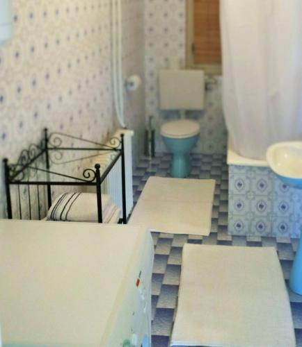 a small bathroom with two beds and a toilet at Apartman Rabtours in Kampor