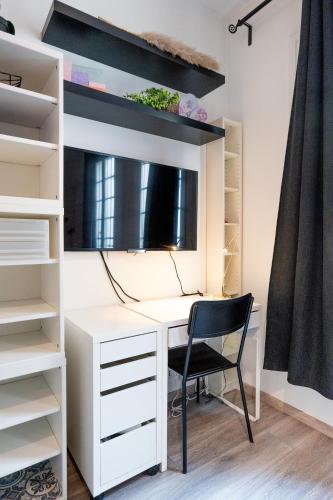 un bureau dans une chambre avec un lit superposé dans l'établissement Studio au centre de Paris, à Paris