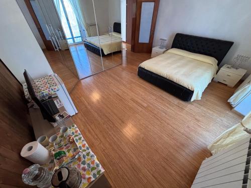 an aerial view of a bedroom with a bed and a table at affittacamere Sestri Levante in Sestri Levante