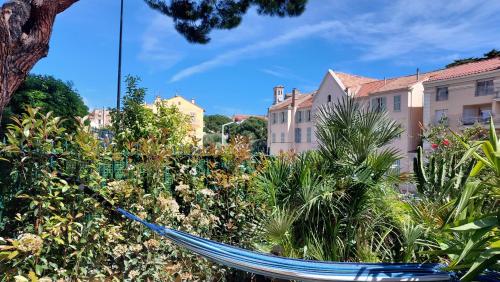 Studio F1 avec jardin, proche du Palais des festivals et des plages