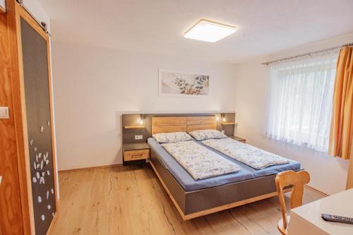 a small bedroom with a bed and a table at Schönes Apartment mit 80qm in Senales