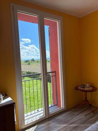 a room with a window with a view of a field at Sala dell Estate Guest House in Secchia