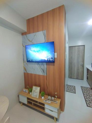 a living room with a flat screen tv on a wall at Modern & Stylish Condo Rental P52 in Lapu Lapu City