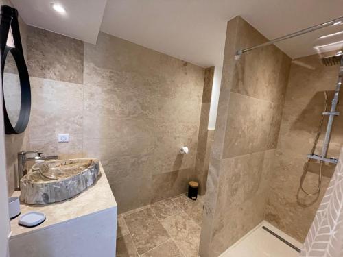 une salle de bain avec un lavabo et une douche dans l'établissement Maison belle vue, à Cavalaire-sur-Mer
