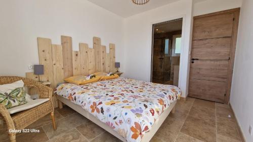 une chambre avec un grand lit avec une tête de lit en bois dans l'établissement Maison belle vue, à Cavalaire-sur-Mer