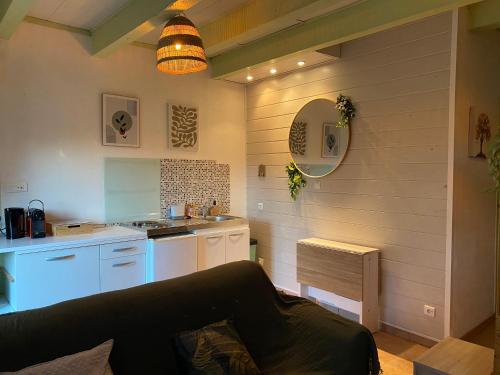 une cuisine avec des armoires blanches et un comptoir dans l'établissement Studio calme proche Aix & mer, à Gardanne