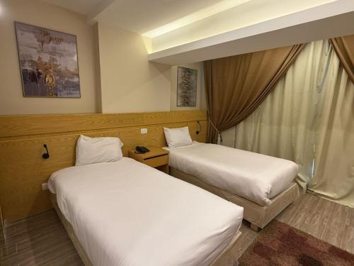 Postel nebo postele na pokoji v ubytování Al Saraya October Hotel