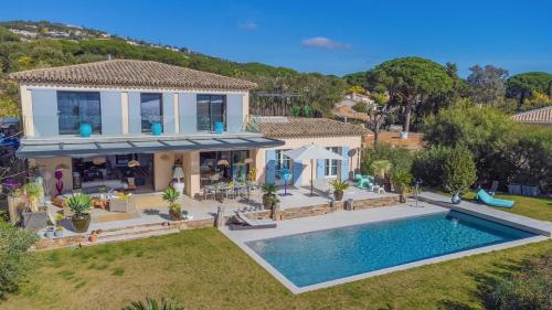 une vue aérienne d'une maison avec piscine dans l'établissement Luxury Villa, 4 bedrooms, private pool, KSS IMMO, à Port Grimaud