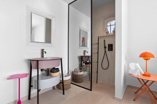 une salle de bain avec un lavabo et un miroir dans l'établissement Luxury Villa, 4 bedrooms, private pool, KSS IMMO, à Port Grimaud