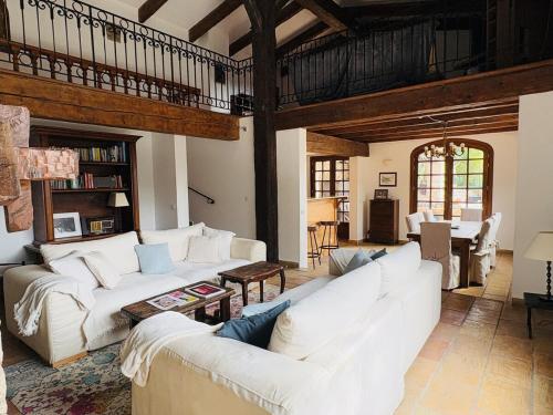 un salon avec des canapés blancs et une table dans l'établissement Villa au charme incroyable et piscine, à Saint-Jeannet