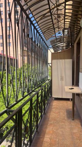 ArmavirにあるDUPLEX Homeの芝生が見える建物の空いている廊下