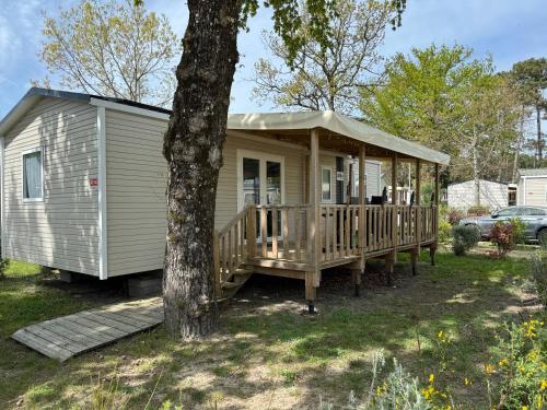 Un toit sur le bassin Bungalow solaire