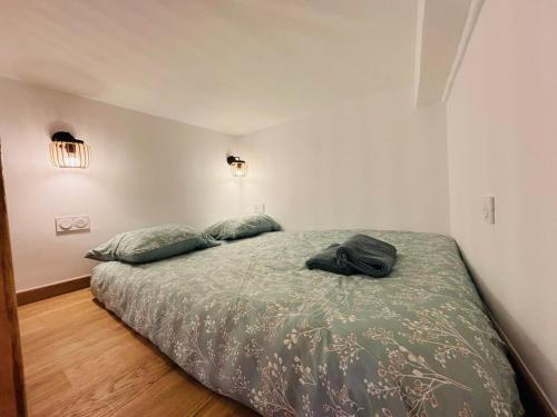 - une chambre avec un lit doté d'un sac noir dans l'établissement Studio Penthievre Champs Elysée, à Paris