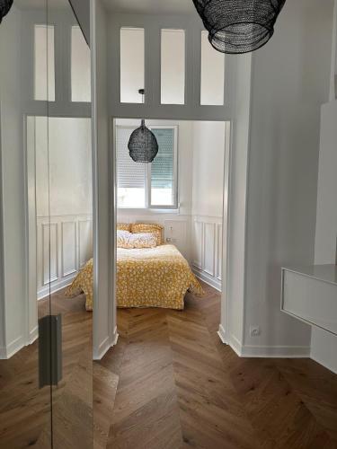 une chambre avec un lit jaune et une fenêtre dans l'établissement SÉRENITÉ Apartment 4 p Historic Normandy District, à Caen