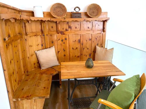 a room with a wooden wall with a table and chairs at ferien-wohnen in Mautern