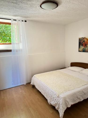 Ένα ή περισσότερα κρεβάτια σε δωμάτιο στο Apartman Morska Priča