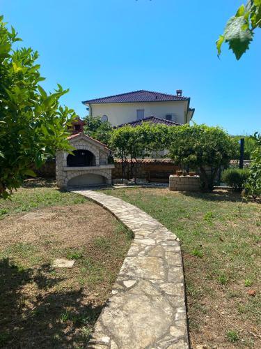 Κήπος έξω από το Apartman Morska Priča