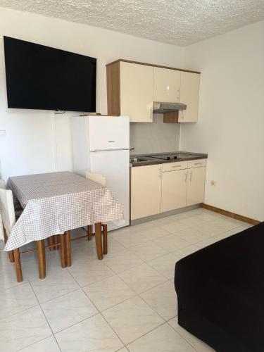 Η κουζίνα ή μικρή κουζίνα στο Apartman Morska Priča