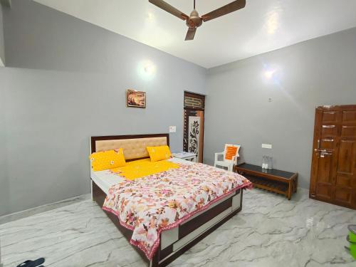 Postel nebo postele na pokoji v ubytování Neeta Homestay