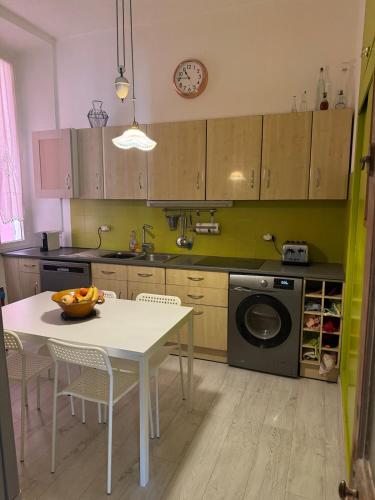 une cuisine avec une table et une machine à laver dans l'établissement Port de nice, à Nice