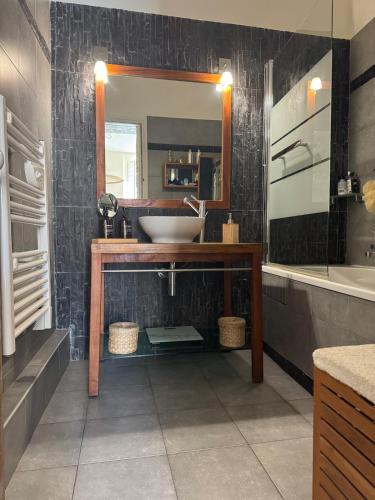 une salle de bain avec un lavabo et un miroir dans l'établissement Port de nice, à Nice