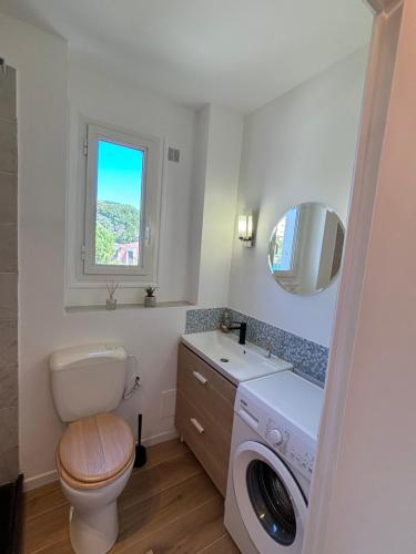 La salle de bains est pourvue de toilettes et d'un lave-linge. dans l'établissement 2P Central Nice, à Nice