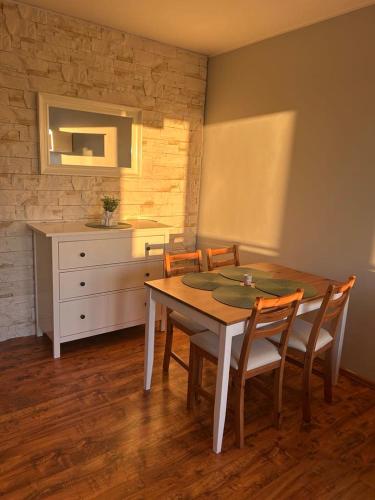 Kuchyň nebo kuchyňský kout v ubytování Apartament Piaskowy