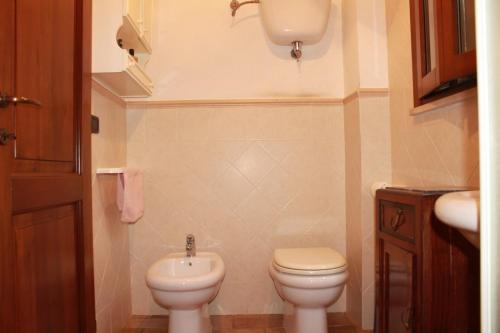 a small bathroom with a toilet and a sink at La Terrazza sull'Umbria in Collazzone
