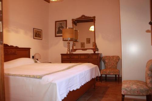 a bedroom with a bed and a dresser and a mirror at La Terrazza sull'Umbria in Collazzone
