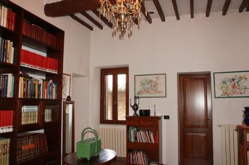 a living room with a chandelier and bookshelves at La Terrazza sull'Umbria in Collazzone