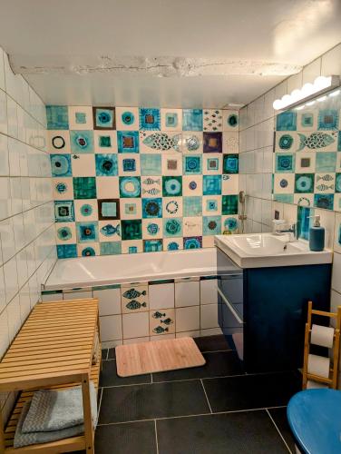 une salle de bain avec un lavabo et une baignoire dans l'établissement Villa de Charme Climatisée - Au coeur des Remparts - Vue panoramique, à Montpezat