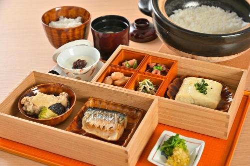 a wooden box filled with different types of food at Wakkanupuri Resorts in Teshikaga